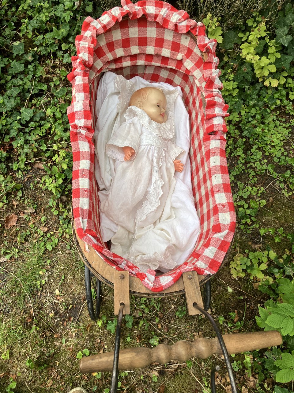 Vintage poppenwagen met lieve pop