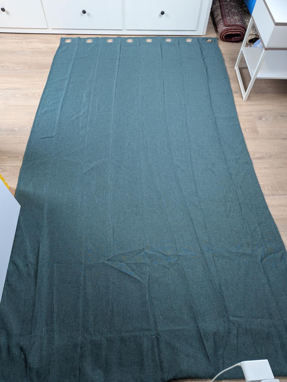 2 donkergroene verduisterende gordijnen - 410cm breed