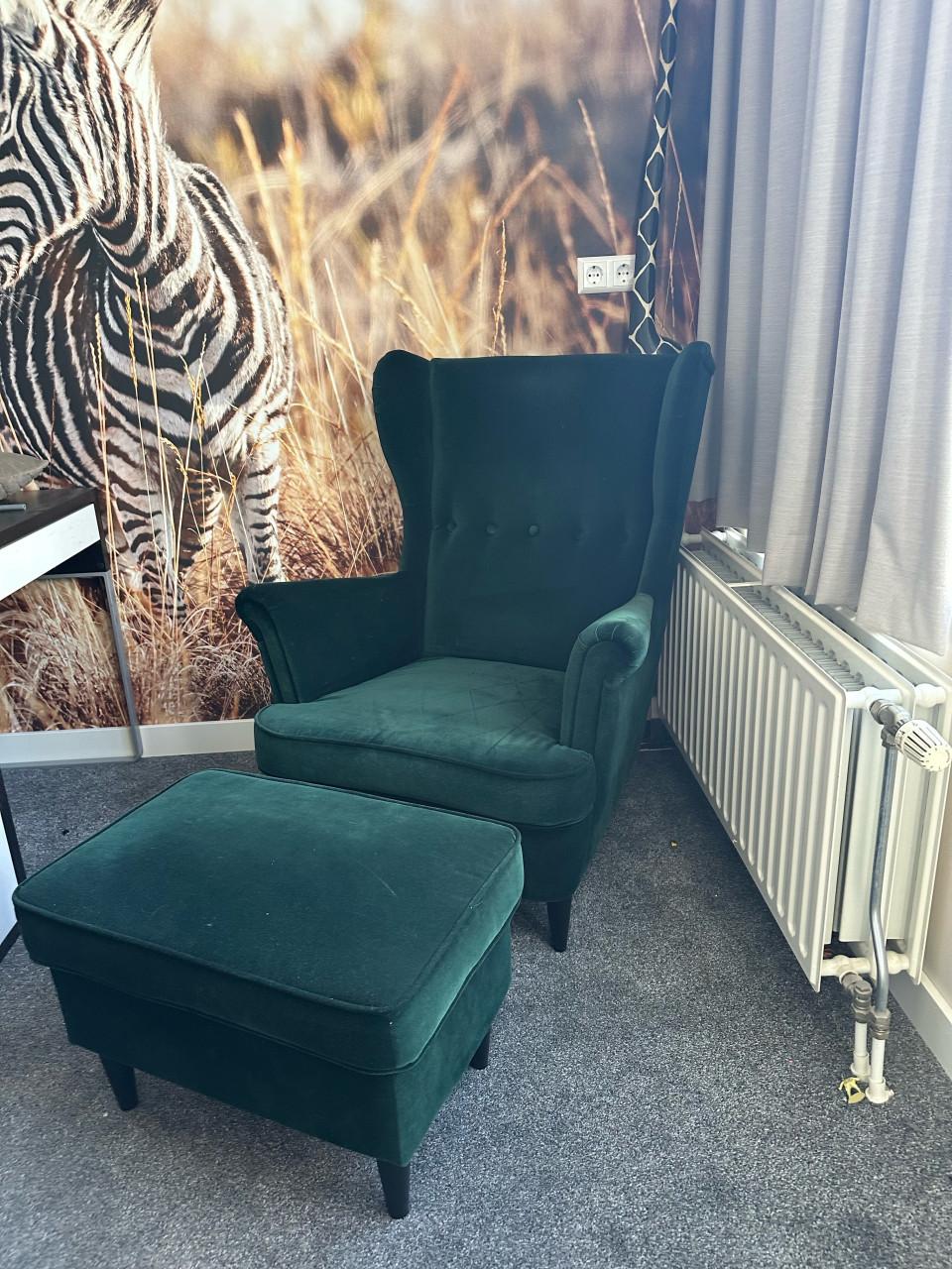 Groene oorfauteuil Strandmon Ikea met voetenbank