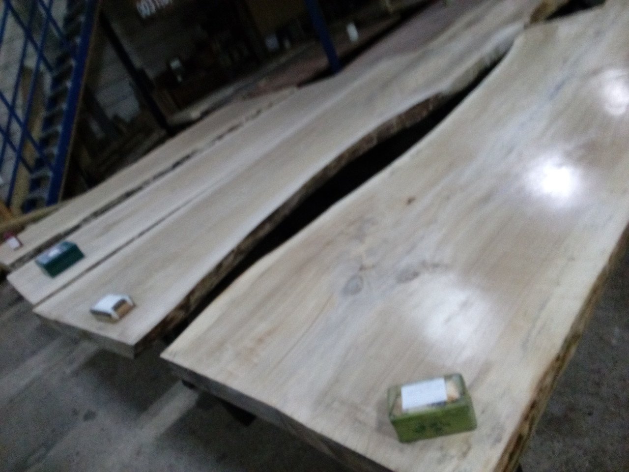 Boomstam tafels planken wandplanken decoratie bartafel salontafel