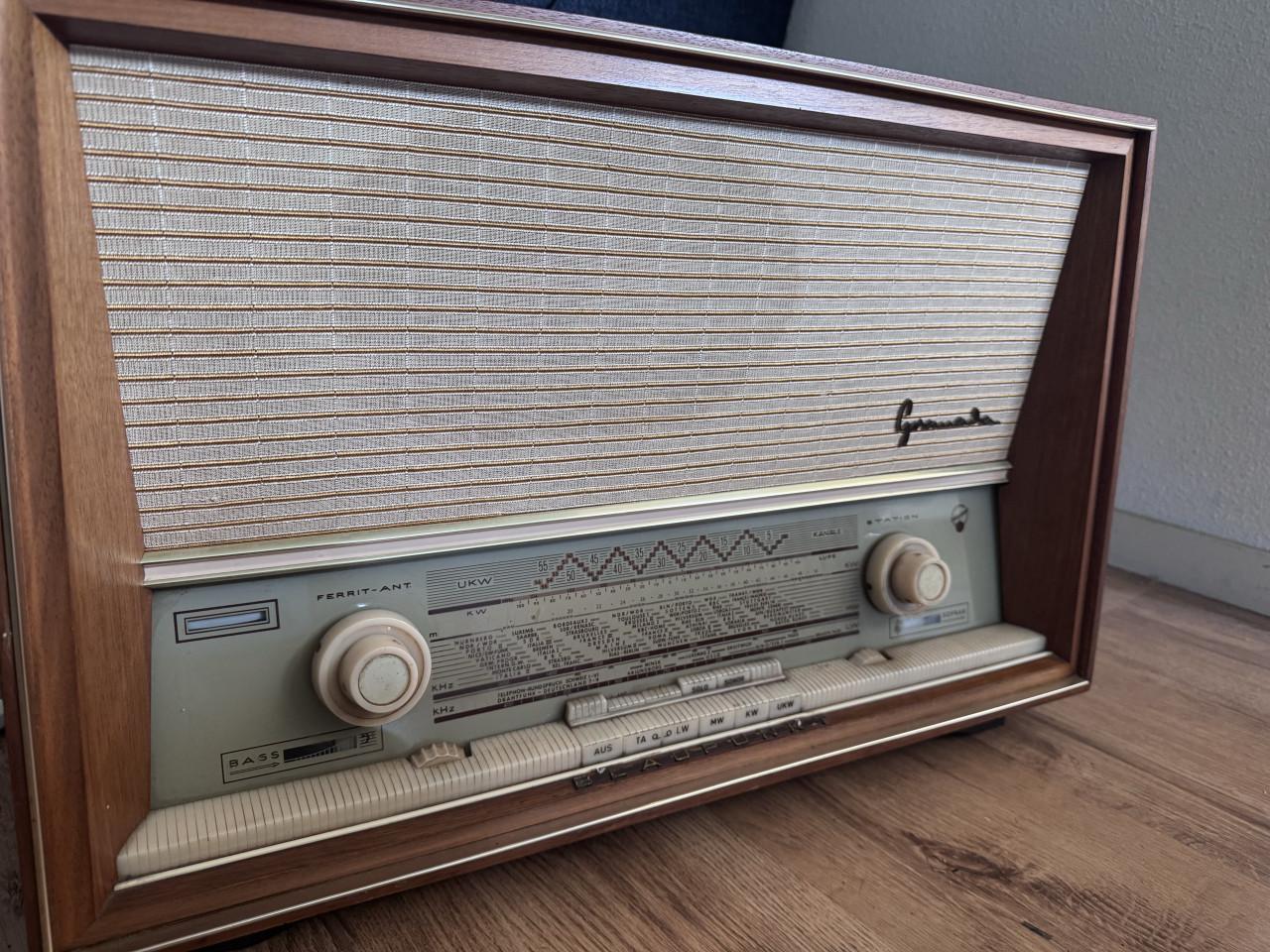 Oude radio Blaupunkt Granada 1960 omgebouwd