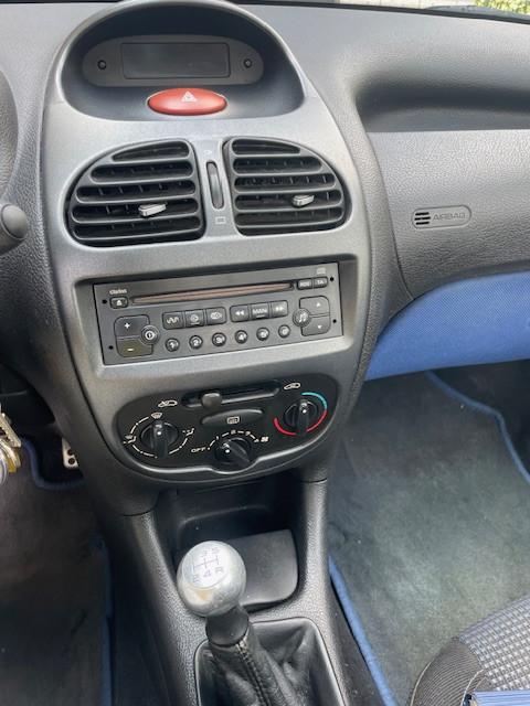 Peugeot 206 CC Cabrio zilvergrijs. Sportief en zomerproof !