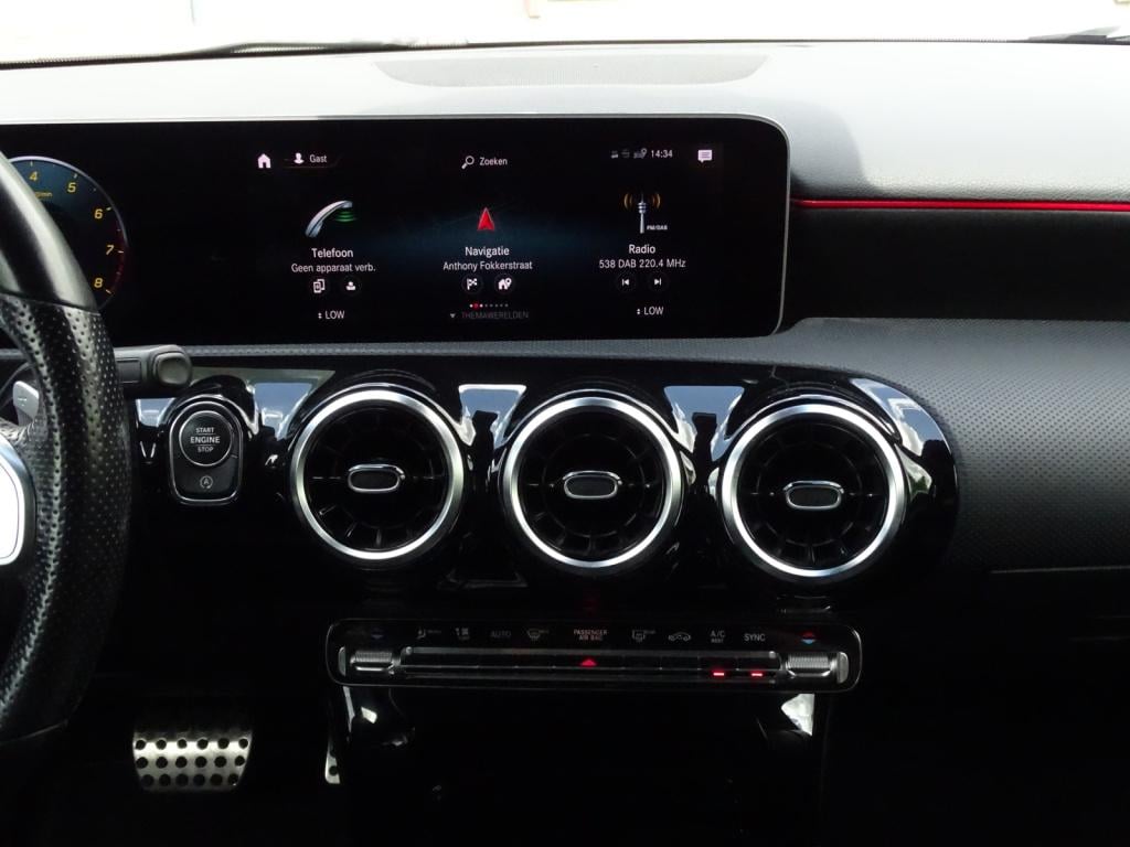 Mercedes-Benz A-Klasse 180 business solution amg | pano | widescreen