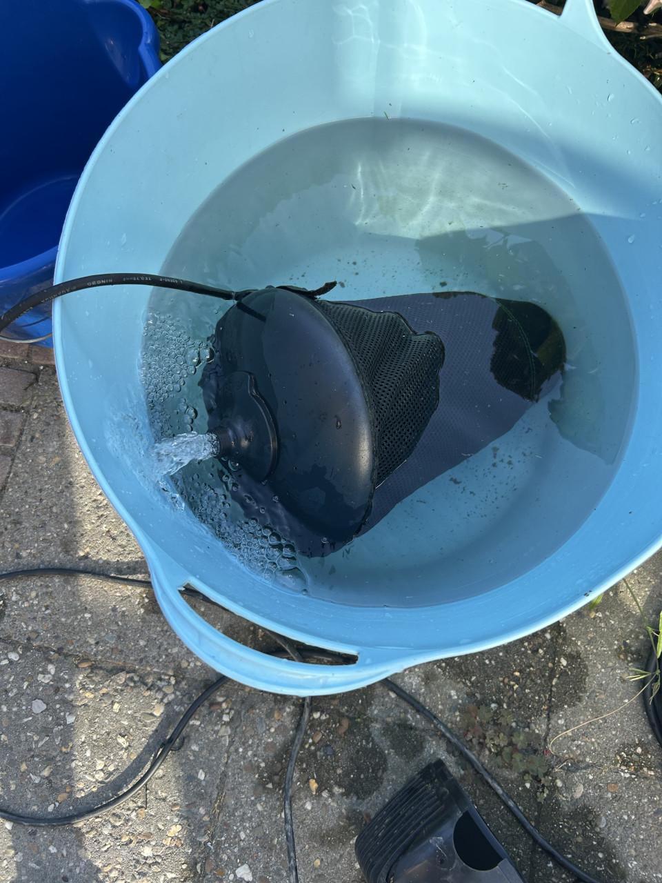 Te koop velda floating drijvend vijverfilter en 2500 lpu zuinige pomp