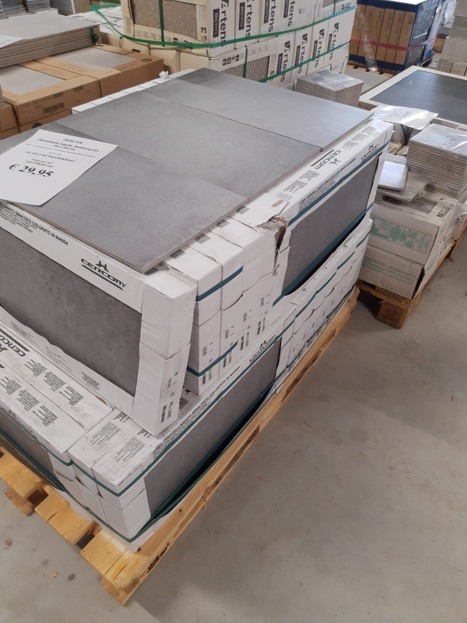 Ca 13  m² grijze betonlook tegels, 30x60 cm, van € 55,10 voor