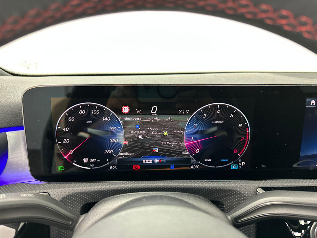 Mercedes-Benz A-Klasse 180 amg pano sfeer keyless camera btw