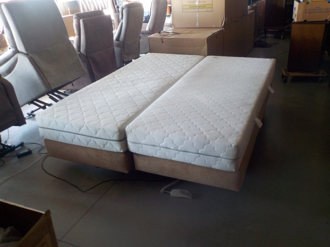 2 boxsprings met 2 matrassen 80 x 200 cm in goede staat setprijs 150 euro