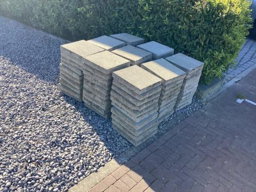 60 stoeptegels 30 x 30 Totaal 5,4 m2 gratis Goes
