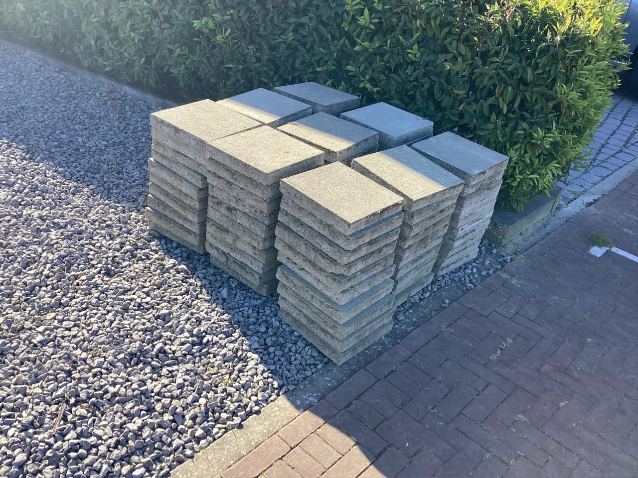 60 stoeptegels 30 x 30 Totaal 5,4 m2 gratis Goes
