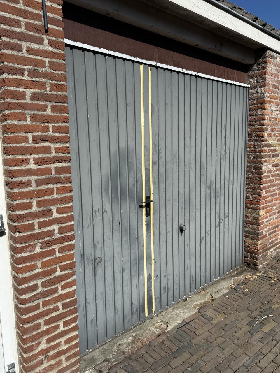 Garagedeur met loopdeur