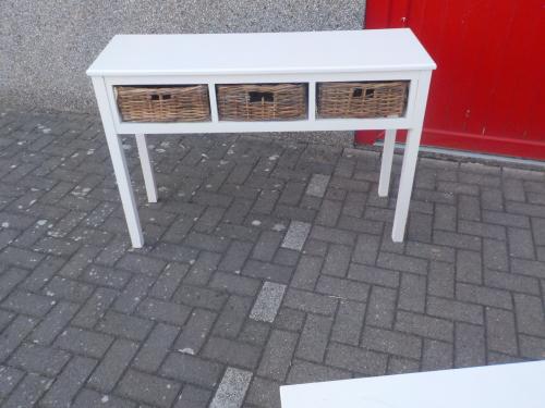 Witte site table met 3 rieten mandjes in goede staat