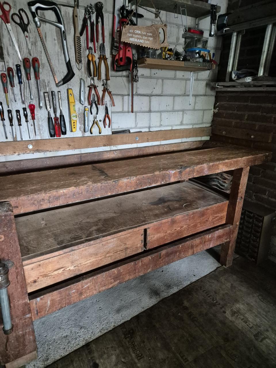 Te koop oude schoolwerkbank hout
