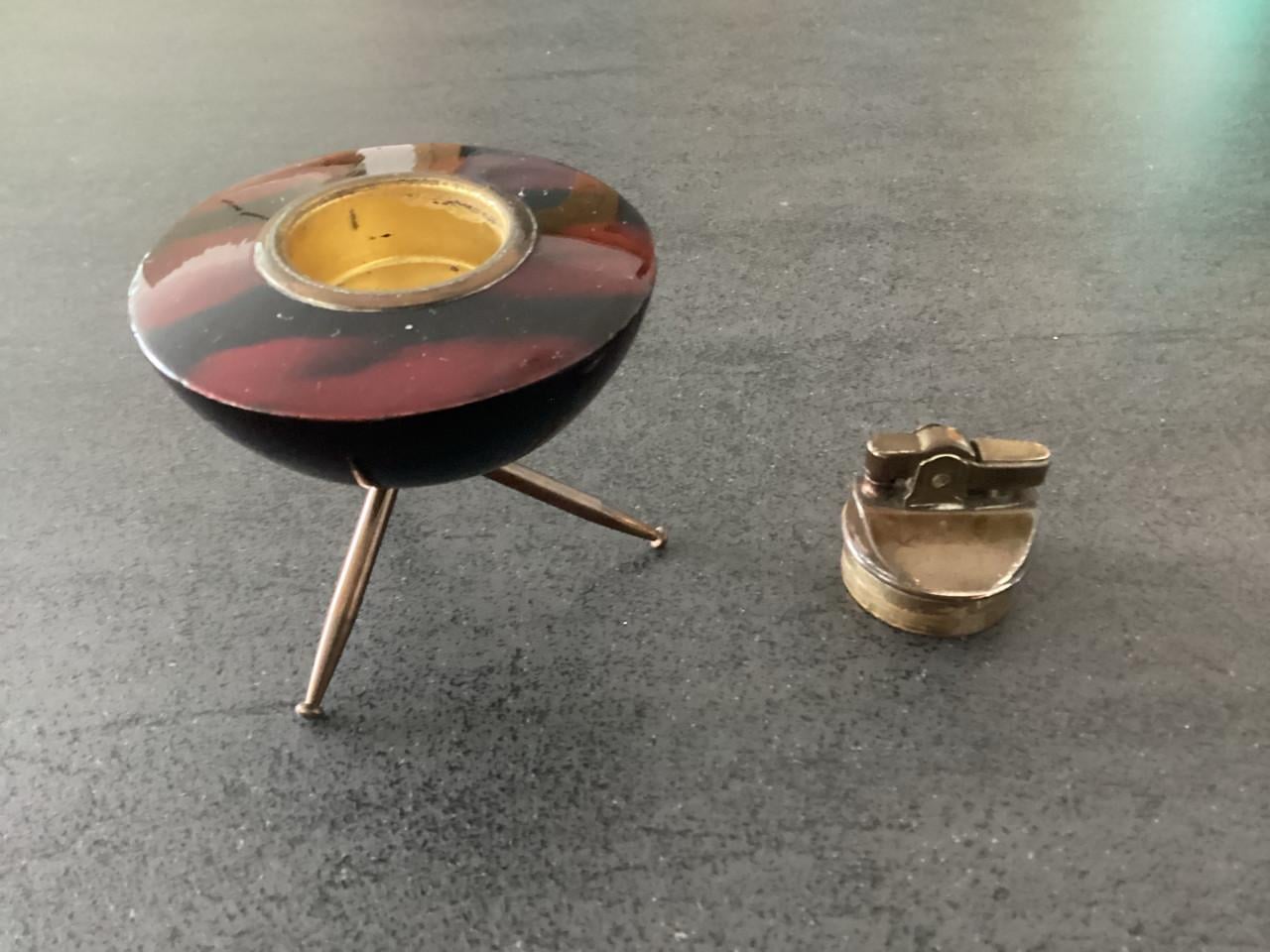 Tafelmodel aansteker en doosje. (pillen? )