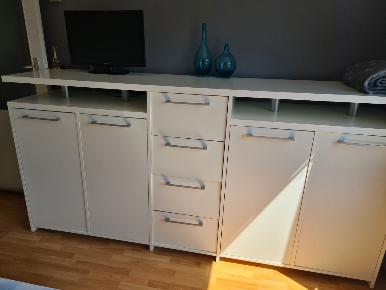 Mooi groot dressoir (bieden) z.s.m. weg