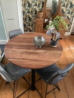 Bartafel met 4 barkrukken Xooon