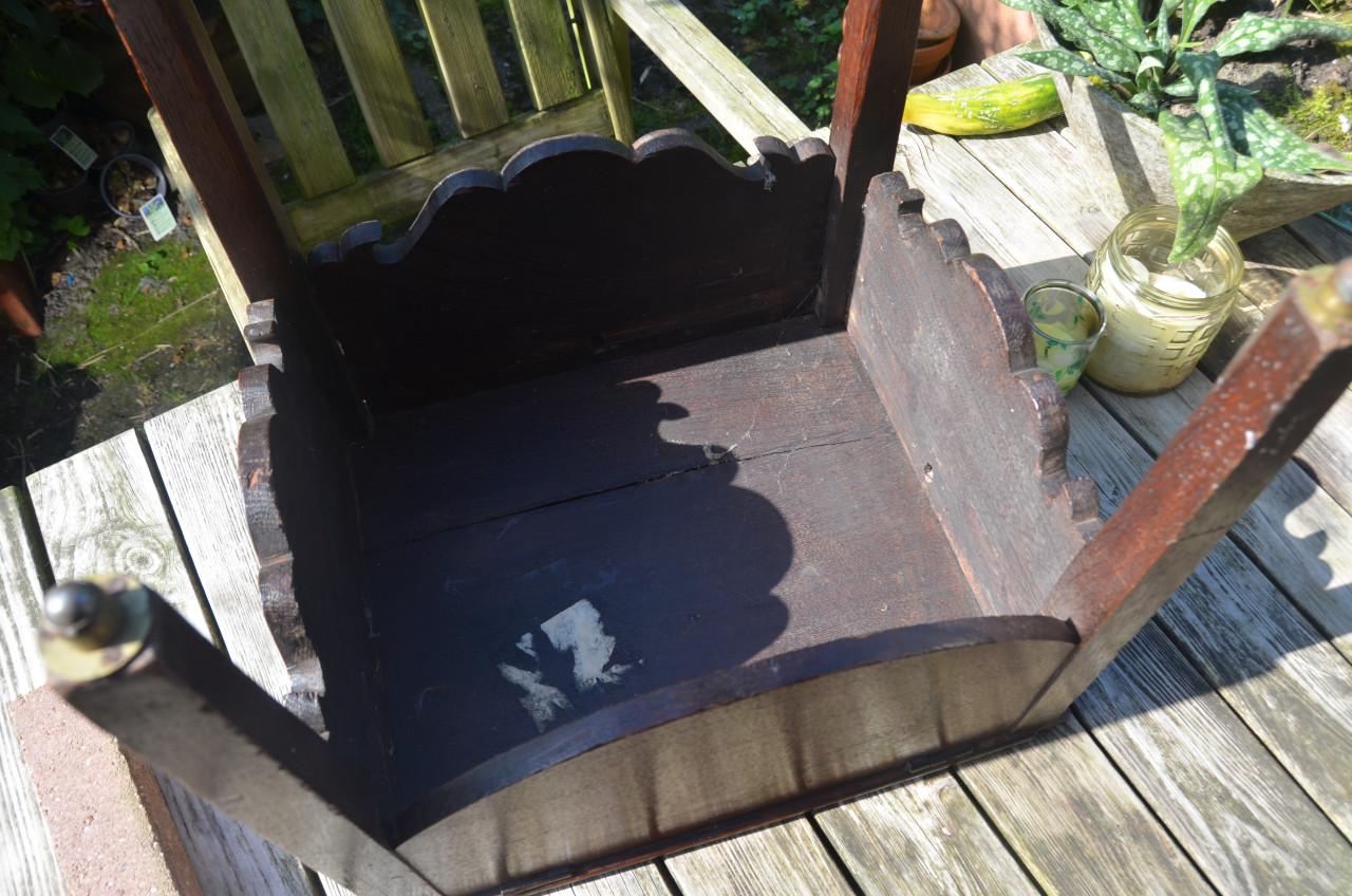 19e Eeuws Engels pottenkastje, alhoewel............