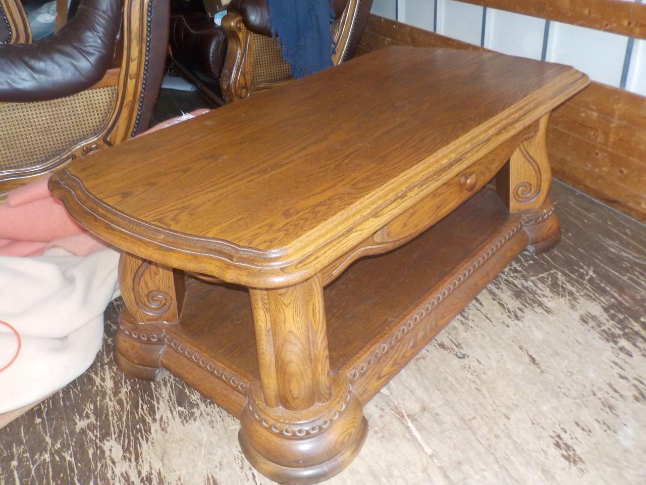 Mooie kwaliteit massief eiken salontafel met lade in zeer goede staat