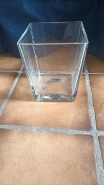 Glazen vaas of bloempot. Maten: Hoogte 17 cm.