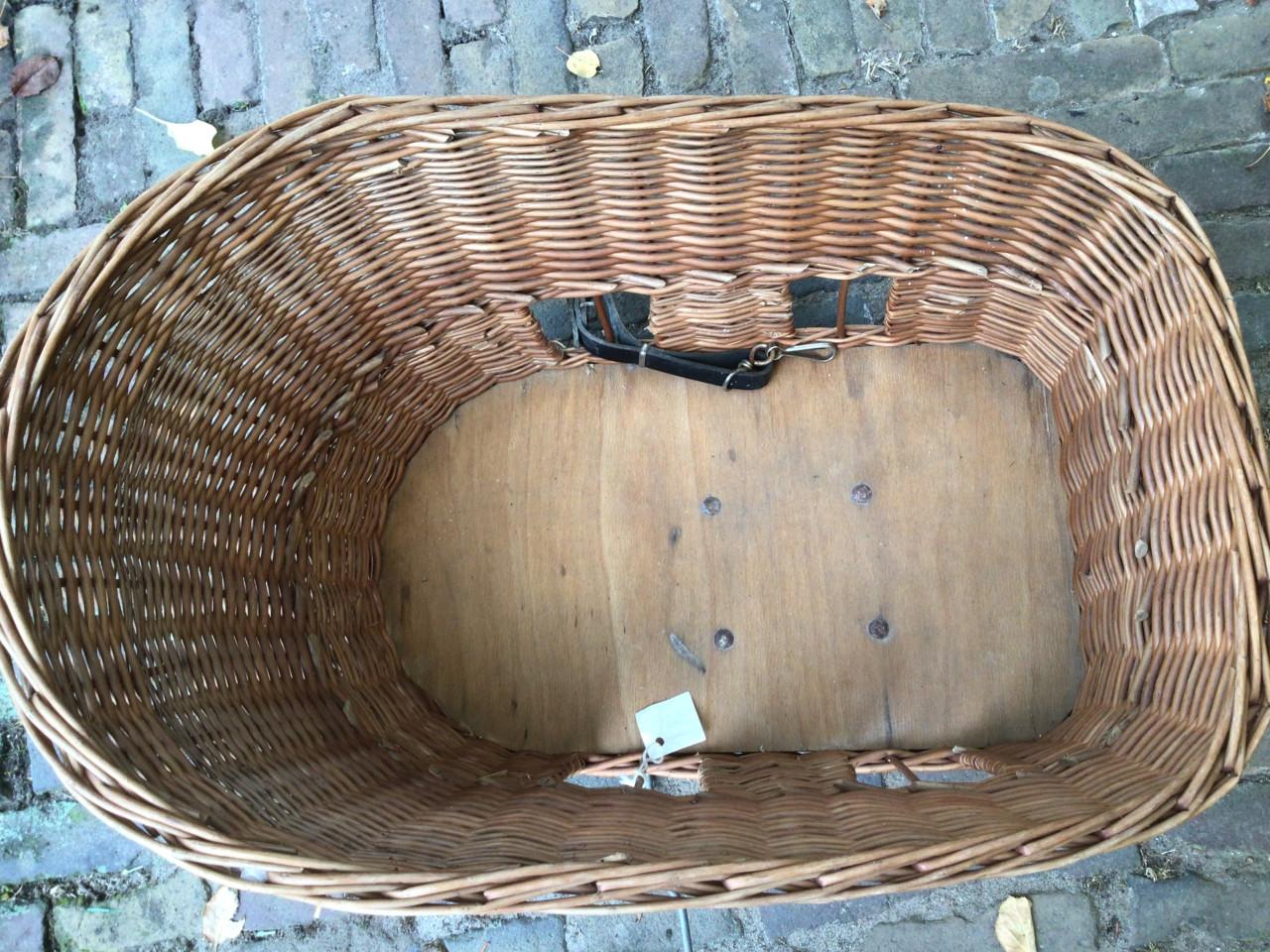 Rieten hondenmand voor op de fiets