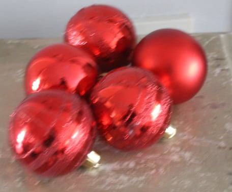 Set van 5 rode kunststof kerstballen