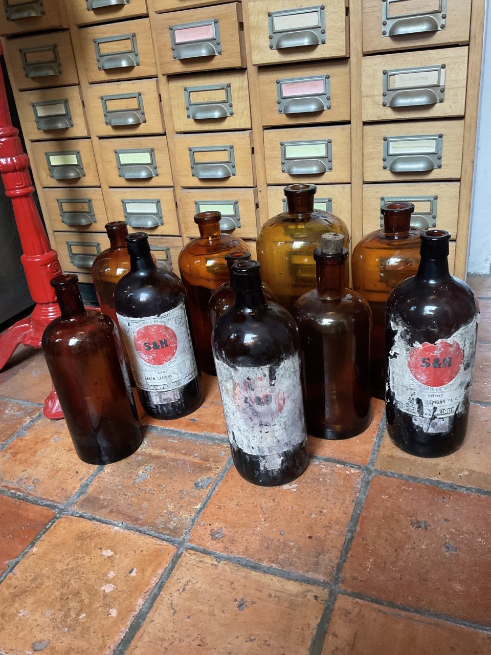 Partij oude apothekersflessen