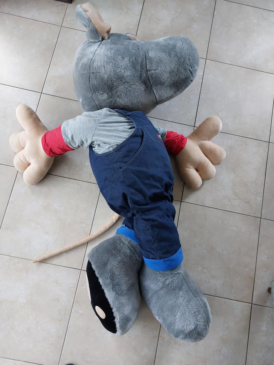 Arjo de Rat. Zeer grote knuffel.