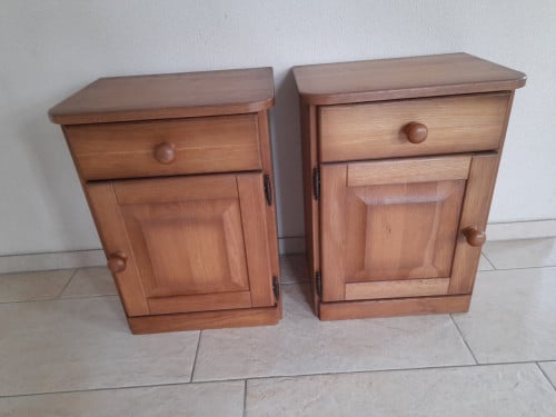 2  massief houten Nachtkastjes    45 x 34 x 62H  (z.g.a.n.)
