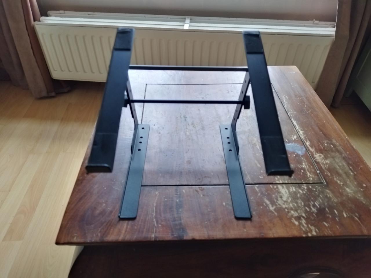 Gratis af te halen: Laptopstandaard plus kabels studio