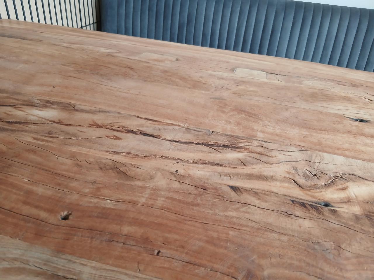 Eetkamertafel met robuust acacia hout blad