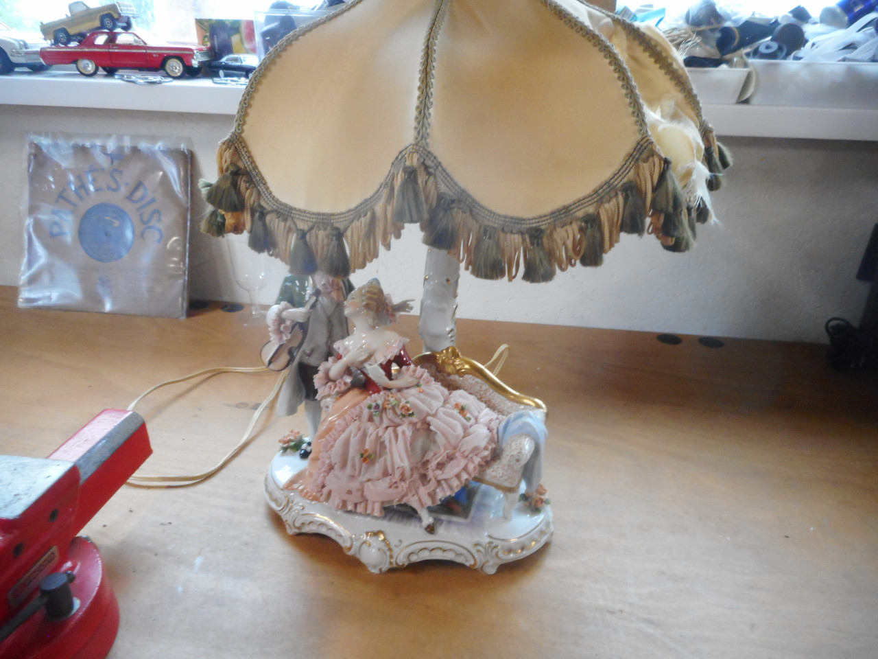 3 porselijne beeldjes met lamp