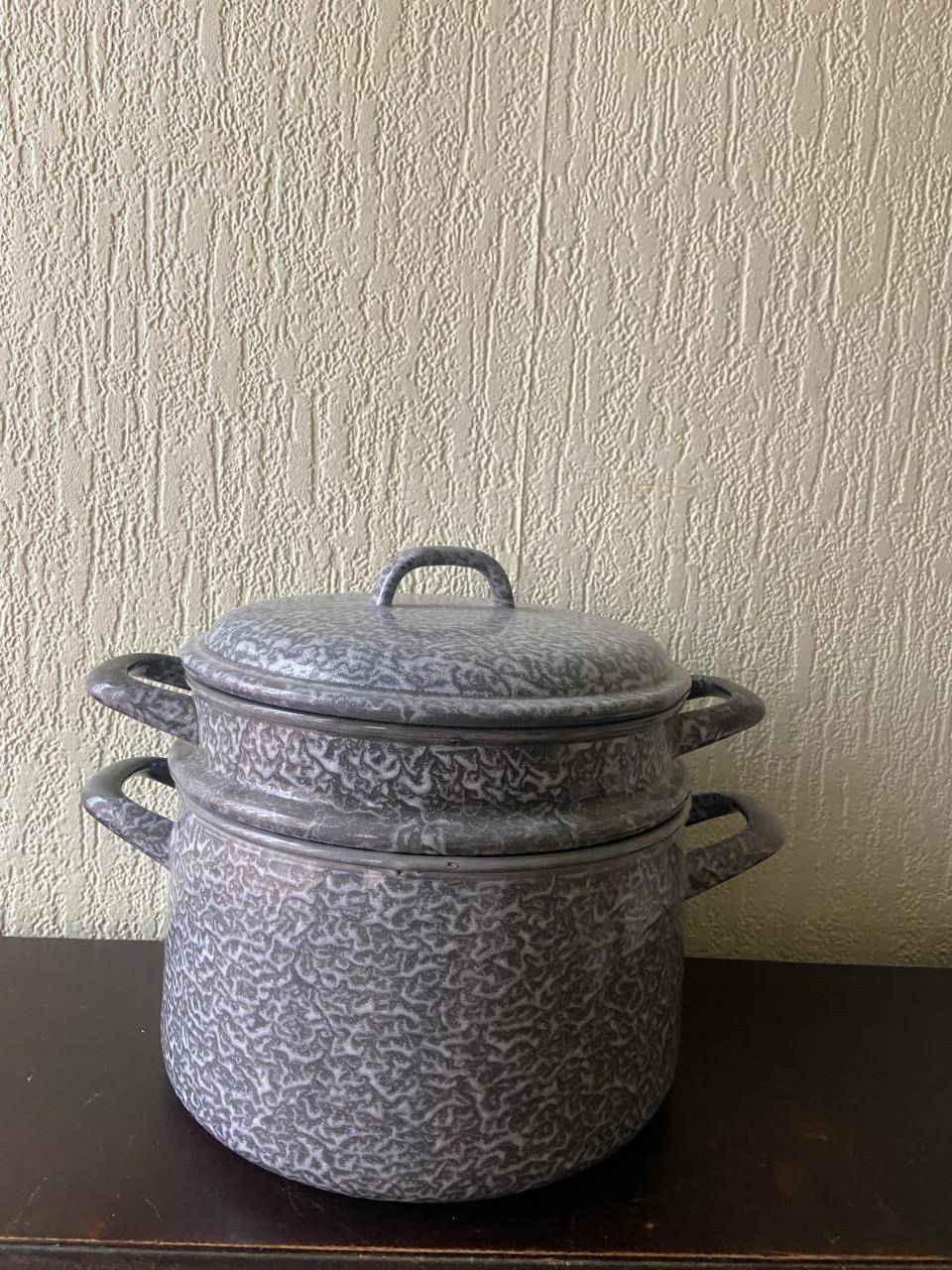 Collectie grijs gewolkte emaille pannen / vintage keukengoed.