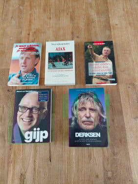 Voetbal boeken Gijp, Cruijf en Derksen