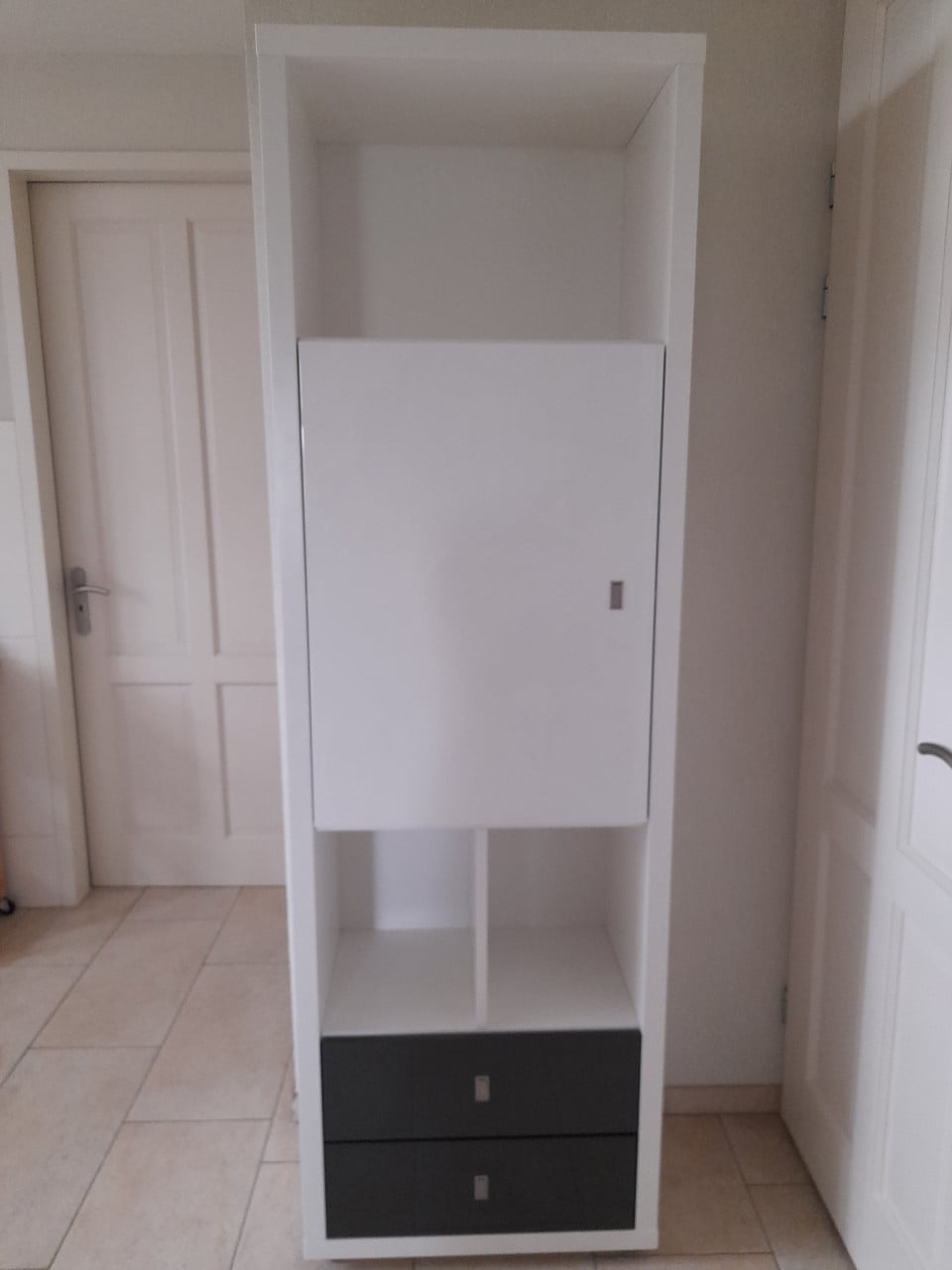 Prachtige XOOON kast 40 x 65 x 208 ( in goede nette staat)