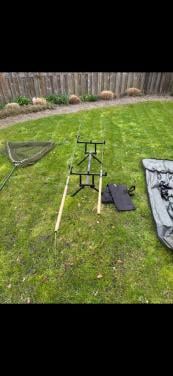 Complete karper set – 2 hengels + Fox molens + schepnet + rodpod