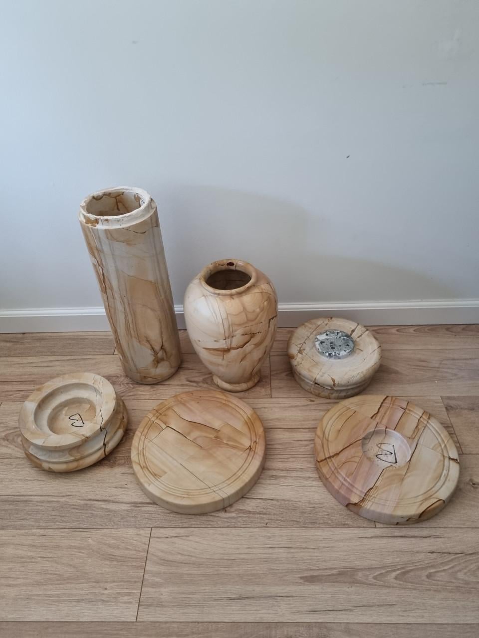 Marmeren sokkelkolom met vaas, sokkel bestaat uit 5 delen, gewicht 70,5 Kg