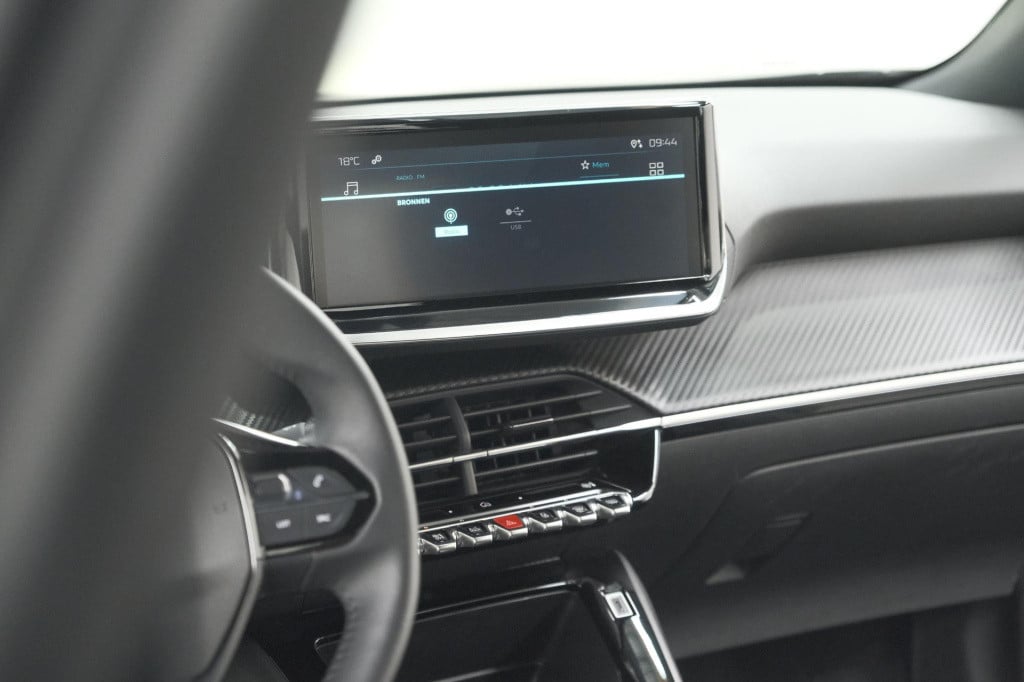 Peugeot E-2008 ev active 50 kwh | parkeersensoren | apple carplay | climate