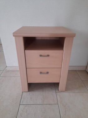 Nachtkastje 45 x 39 x 58H (in goede staat )