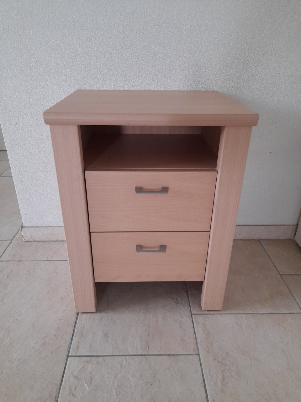 Nachtkastje 45 x 39 x 58H (in goede staat )