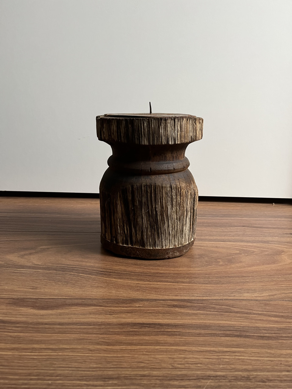 Houten kaarsenstandaard met kaars