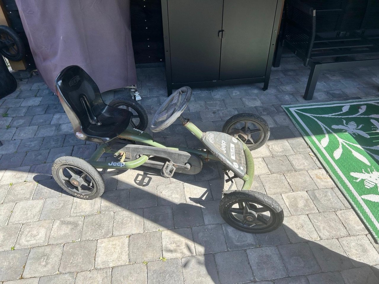 Berg Jeep skelter met kar