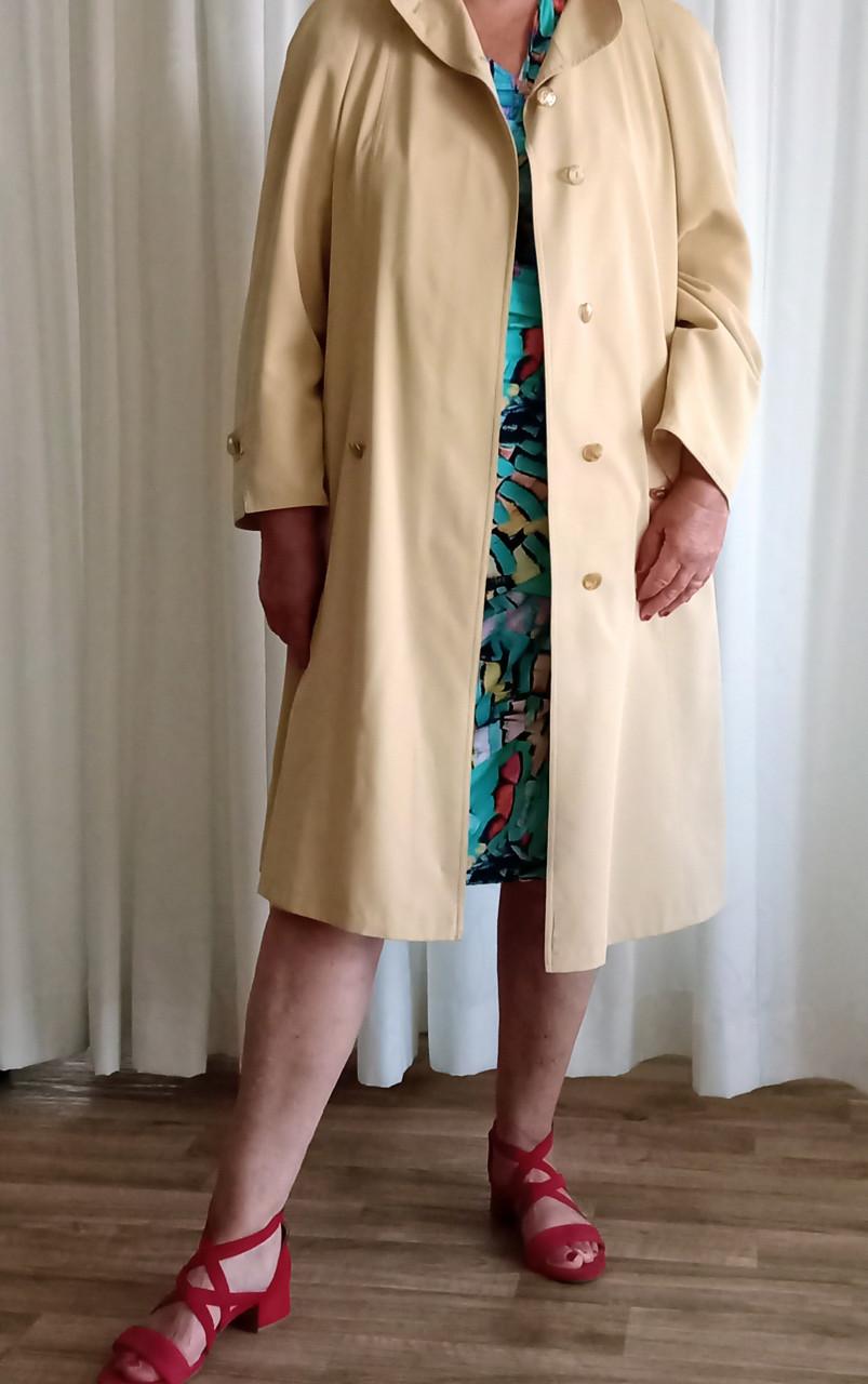 Prachtige beige, crème damesjas merk Delmod maat 42 -44