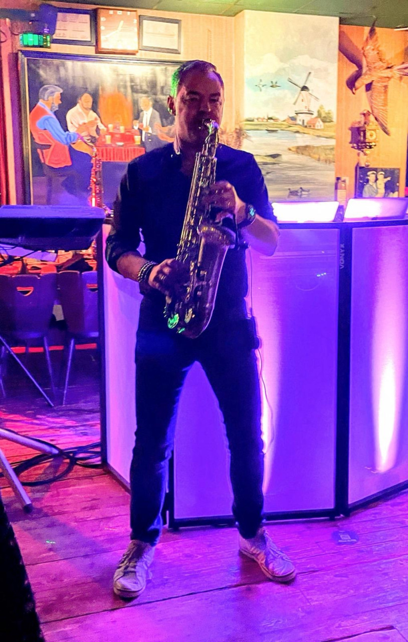 DJ, saxofonist en zanger in 1 persoon? Kan gewoon!!