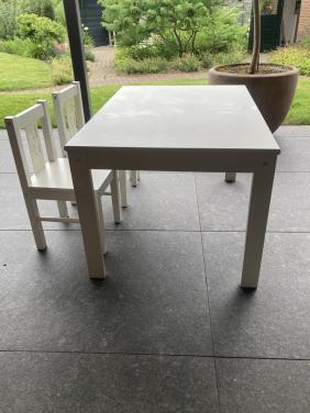 Kindertafeltje met 2 stoeltjes