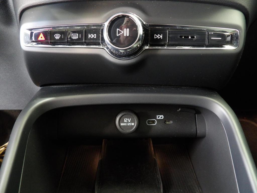 Volvo XC40 b3 163pk mild hybrid aut plus dark