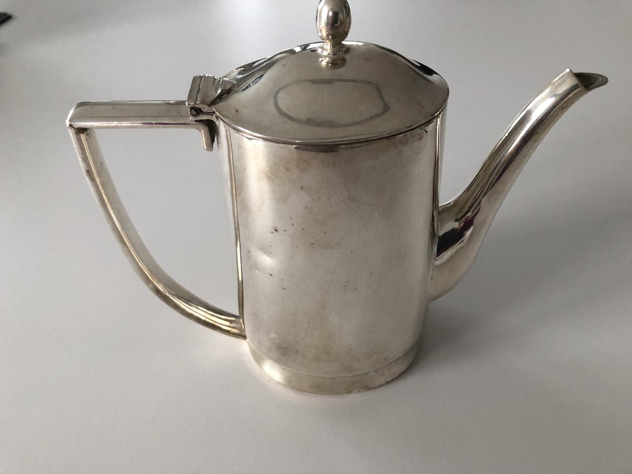 Verzilverde koffiekan van Hollandia 1930