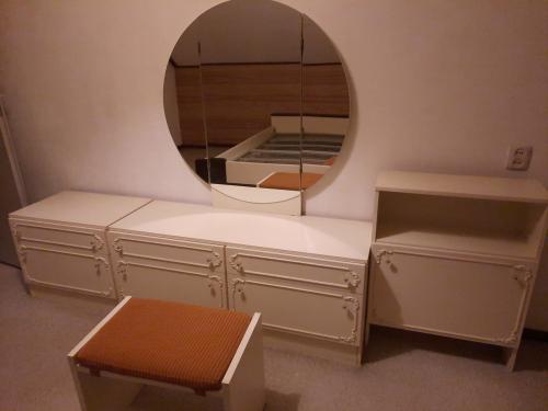 Slaapkamerkastjes met krukje