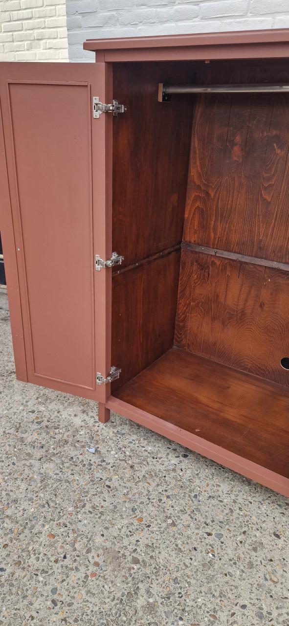 Leuke (garderobe) kast in trendy kleur