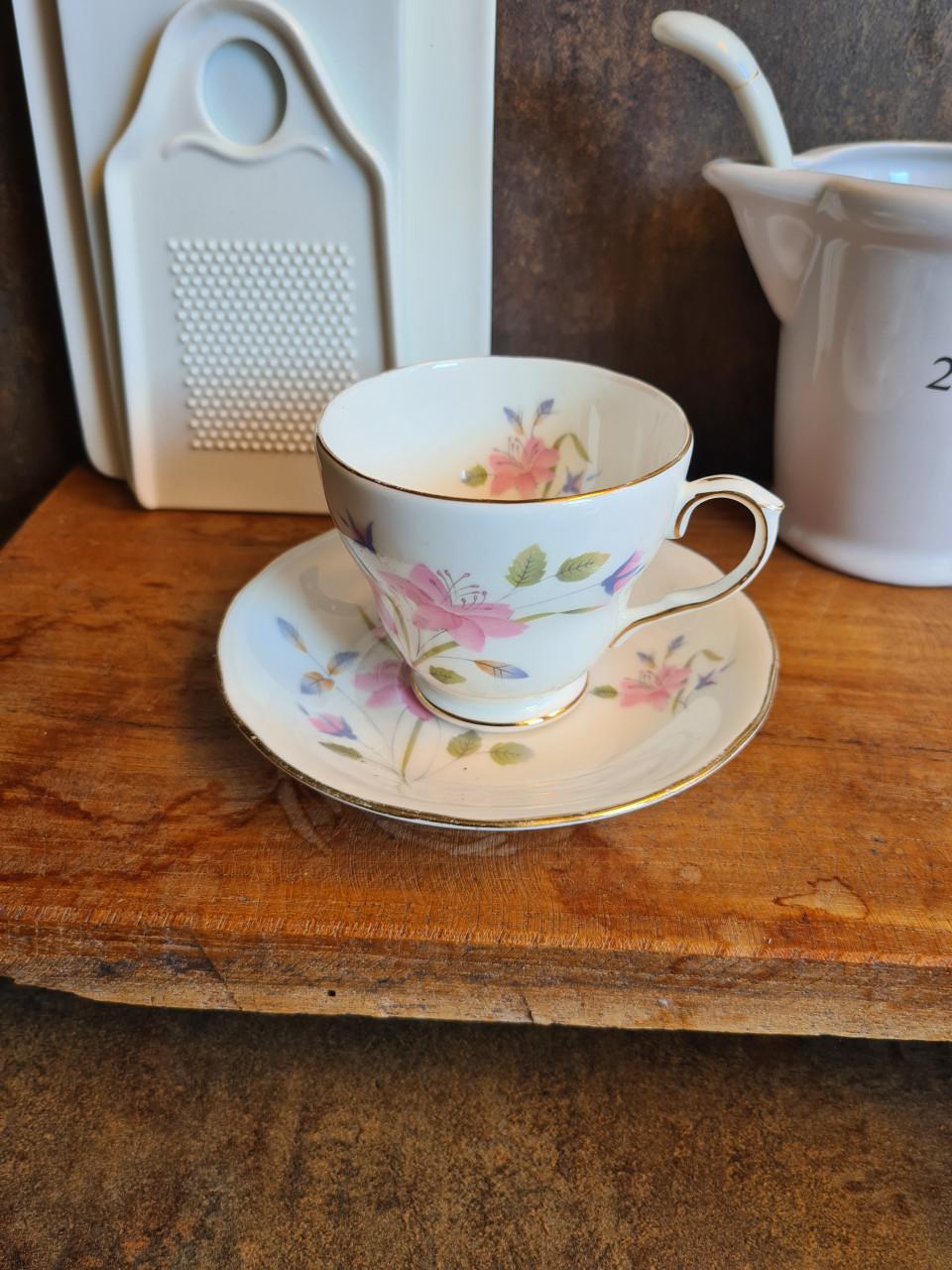 Duchess vintage handbeschilderd porseleinen kop en schotel