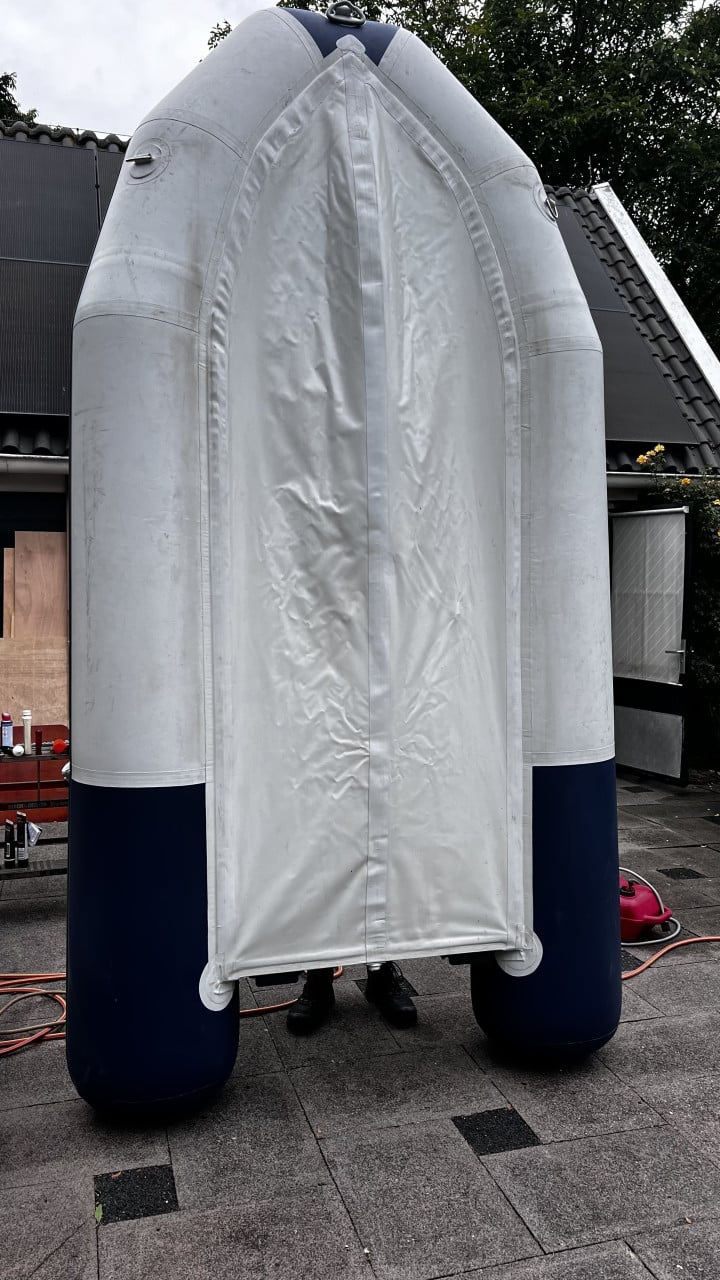 Zodiac rubberboot met 15 PK sterke buitenboordmotor en Pega Trailer.