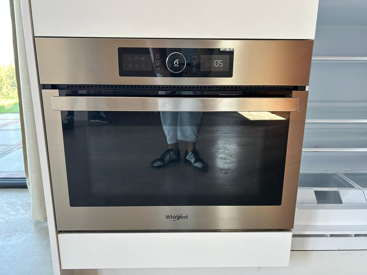 Compacte keuken met inbouw apparatuur en boiler